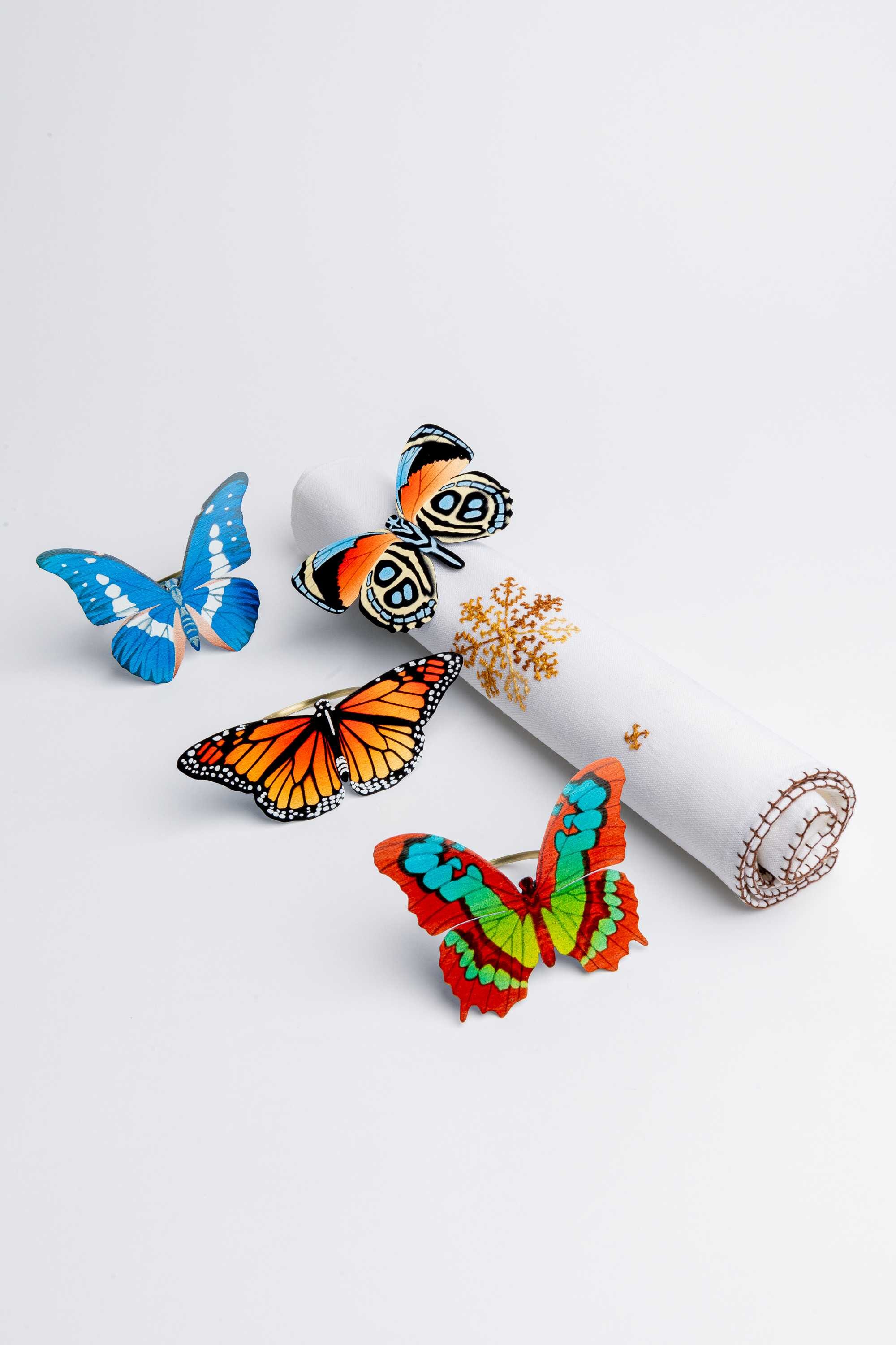 Juego de cuatro servilleteros en bronce