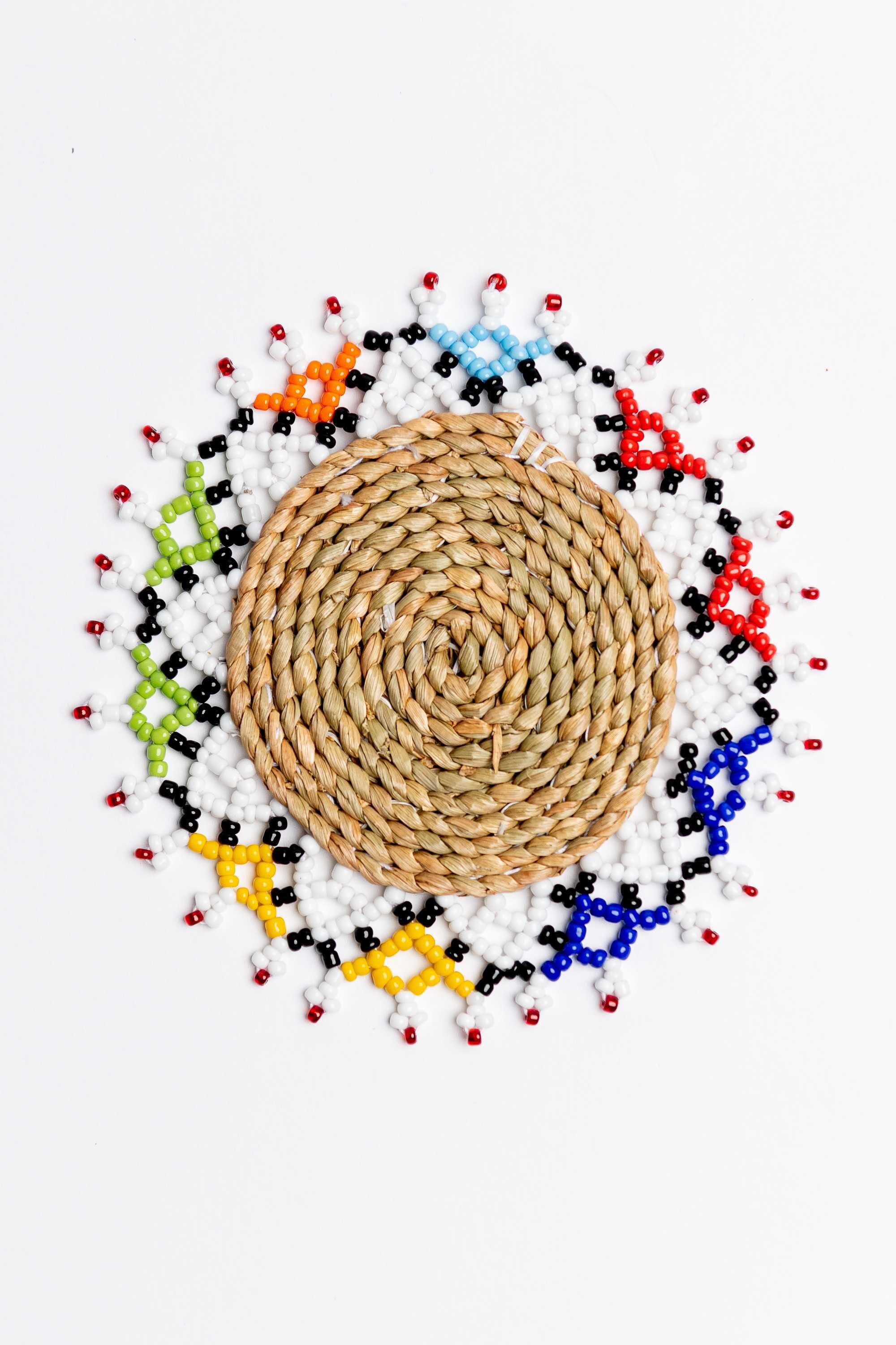 Juego de posavasos de fibra vegetal y abalorios