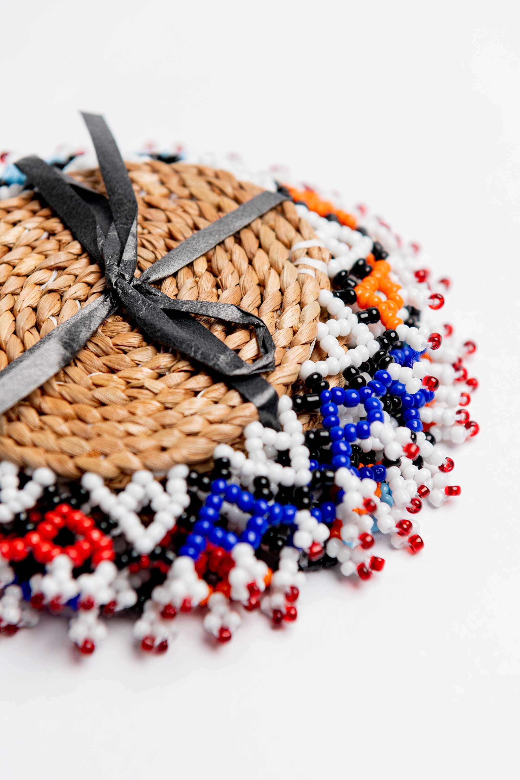 Juego de posavasos de fibra vegetal y abalorios