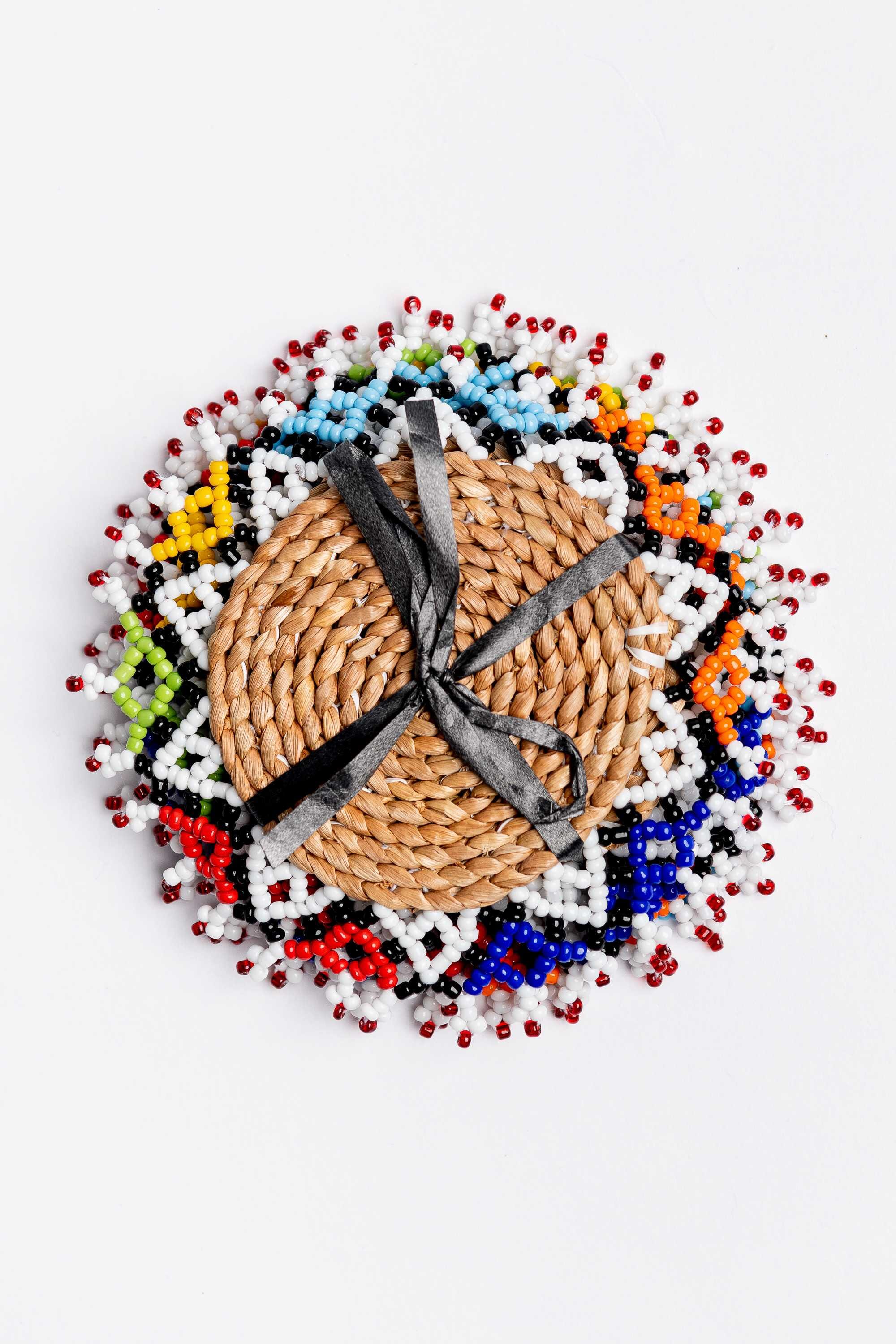 Juego de posavasos de fibra vegetal y abalorios