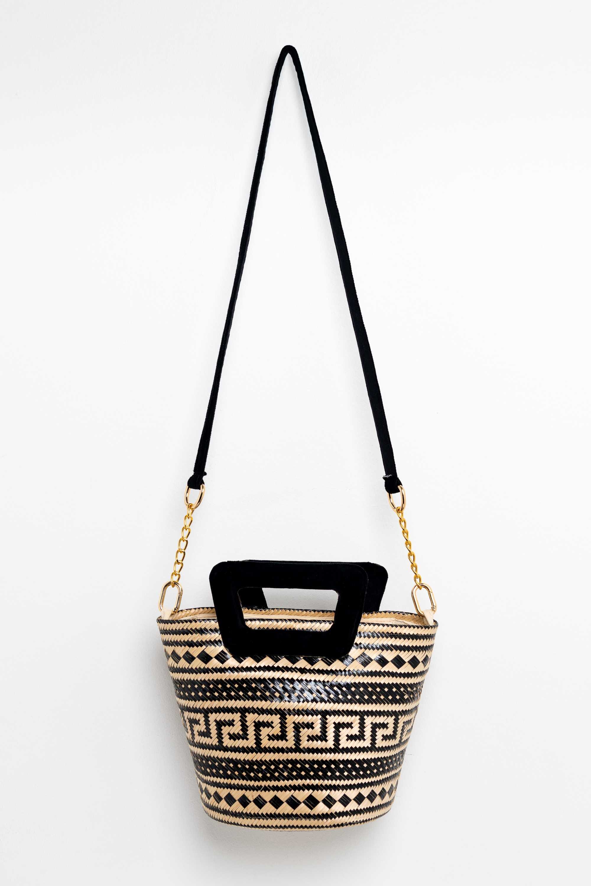 Bolso en fibra vegetal y asas en terciopelo