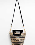 Bolso en fibra vegetal y asas en terciopelo