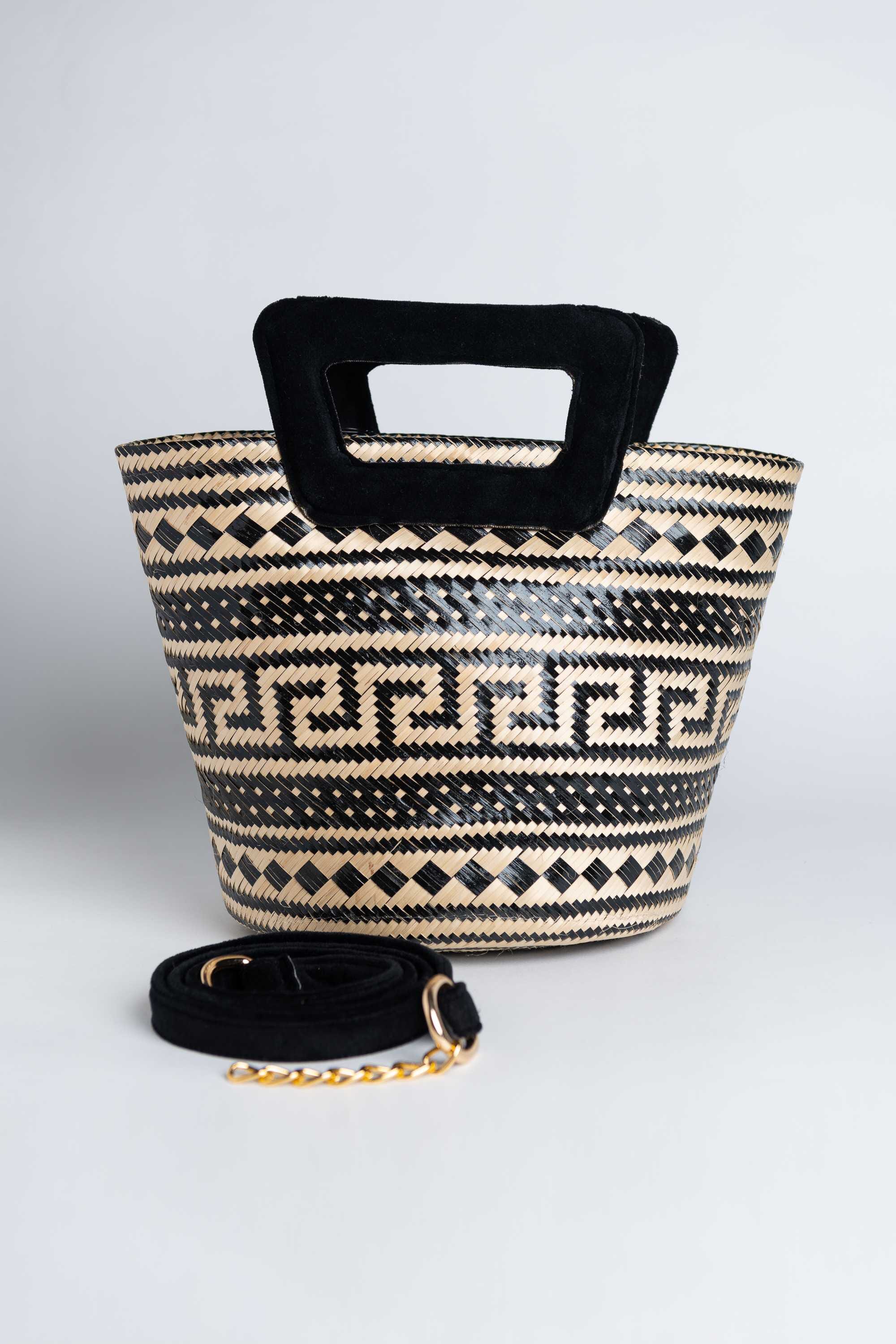 Bolso en fibra vegetal y asas en terciopelo