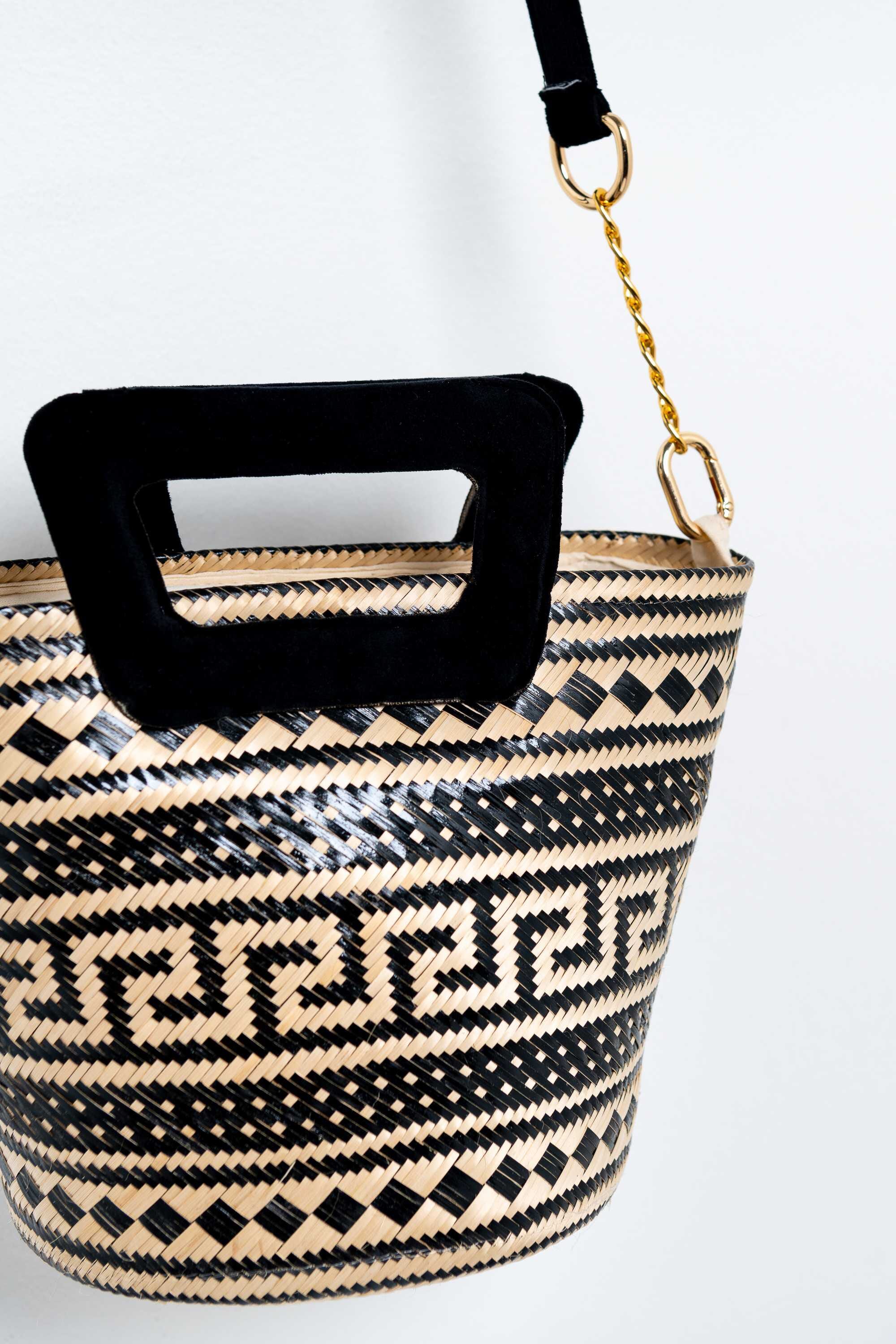 Bolso en fibra vegetal y asas en terciopelo