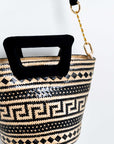 Bolso en fibra vegetal y asas en terciopelo