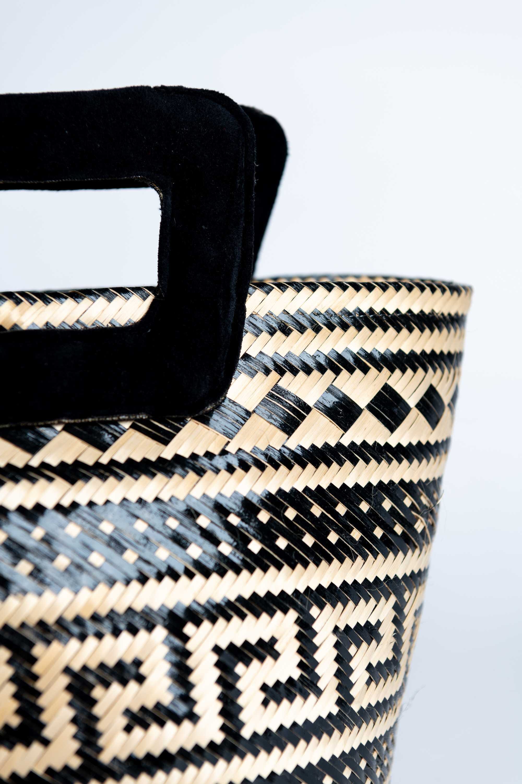 Bolso en fibra vegetal y asas en terciopelo