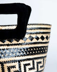 Bolso en fibra vegetal y asas en terciopelo