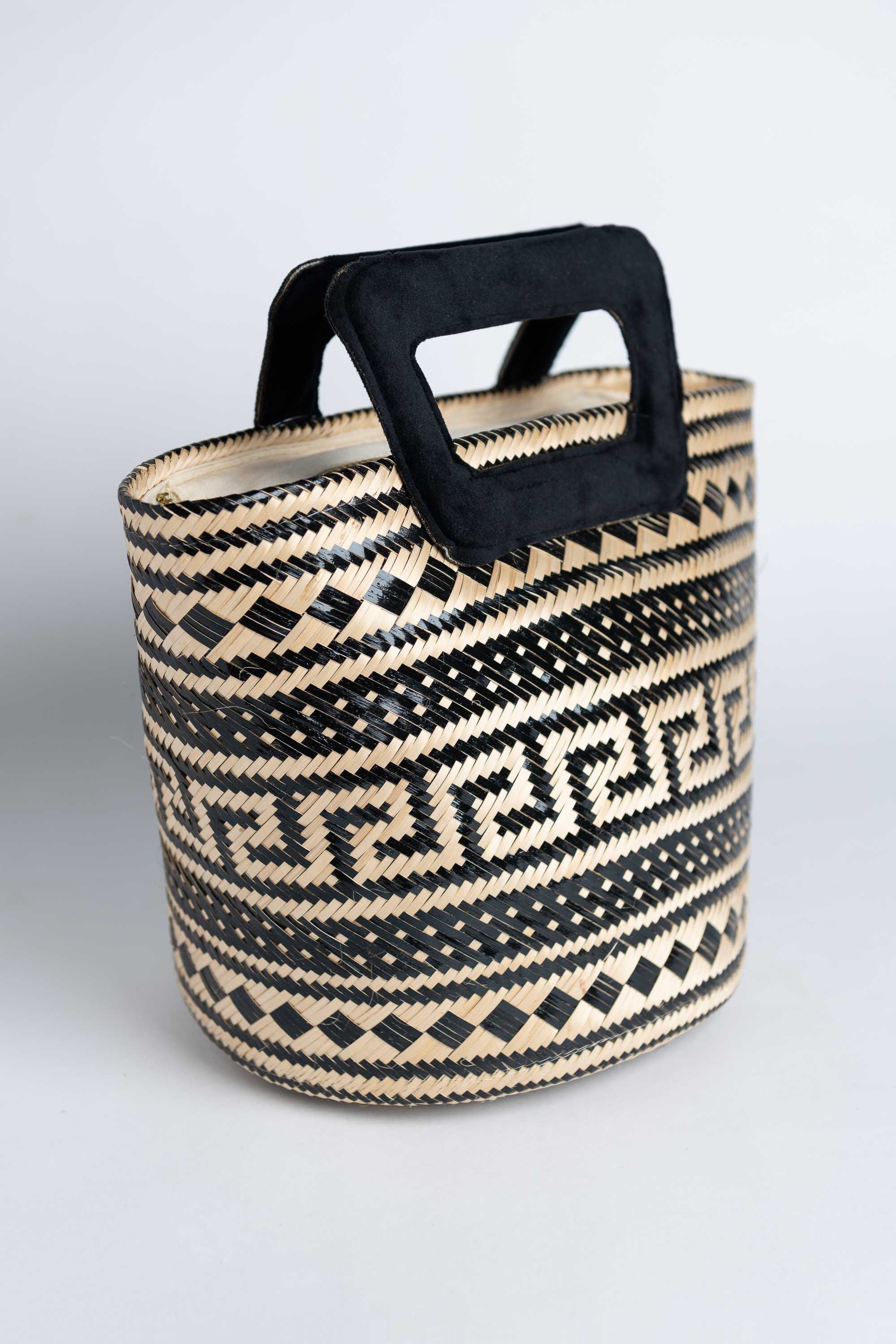 Bolso en fibra vegetal y asas en terciopelo