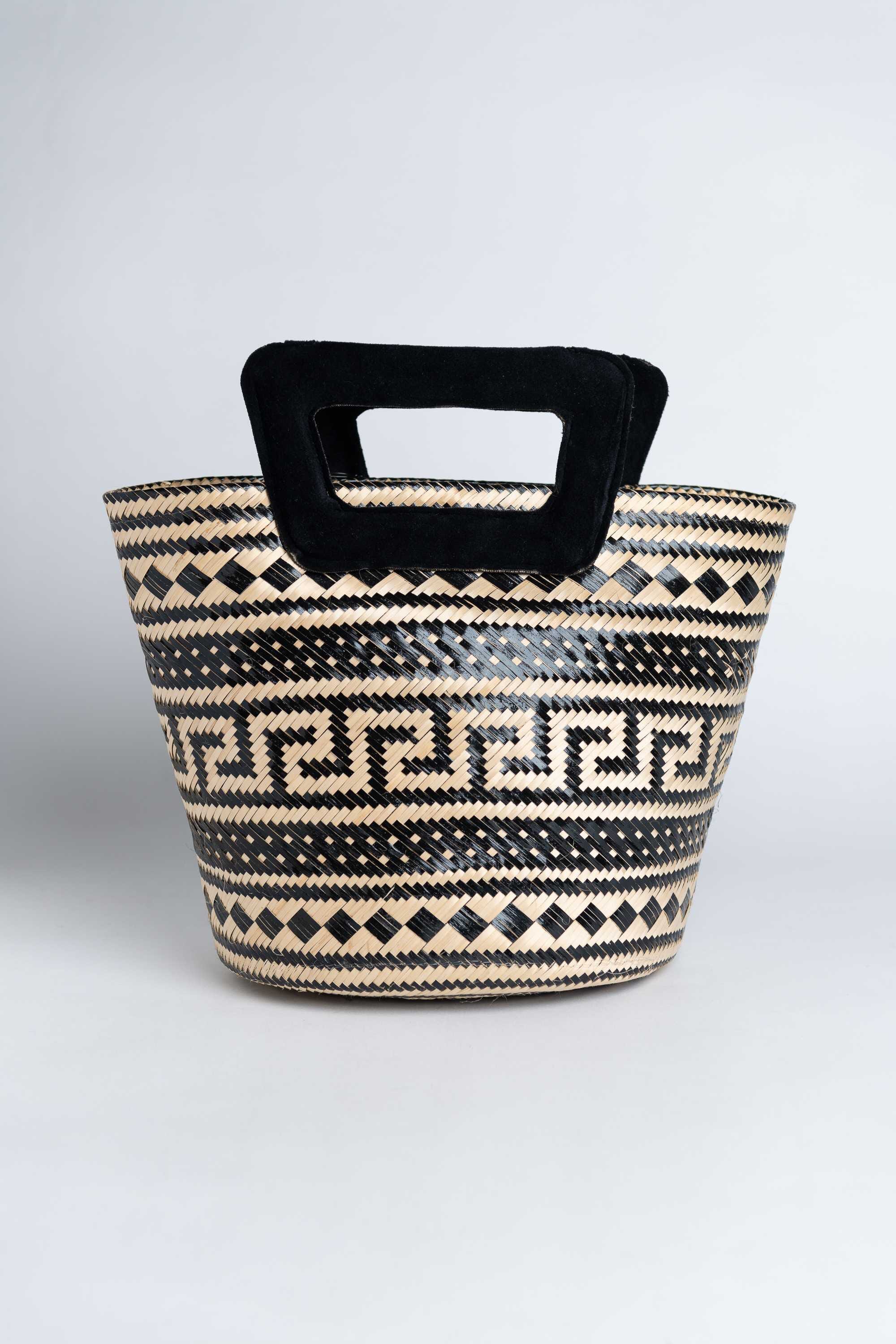 Bolso en fibra vegetal y asas en terciopelo