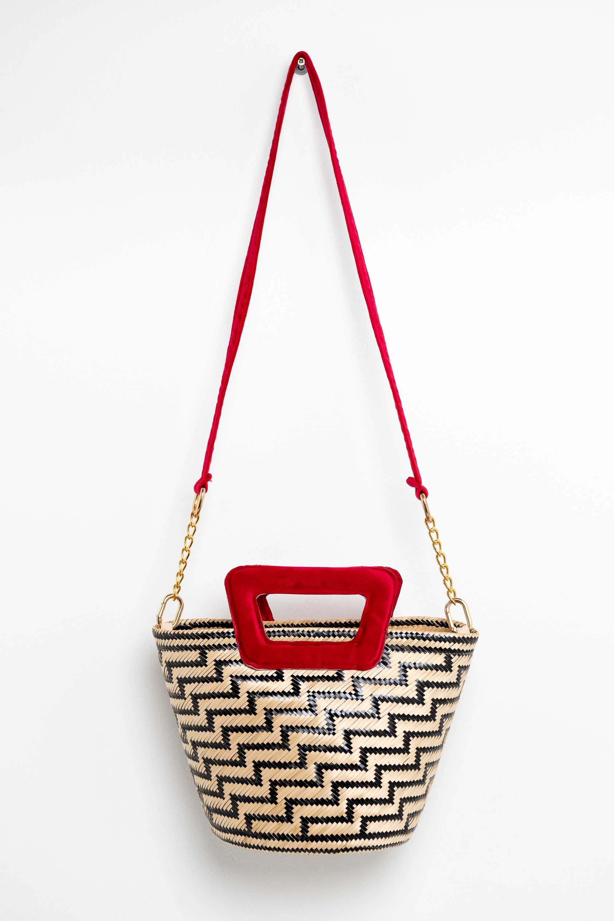 Bolso en fibra vegetal y asas en terciopelo