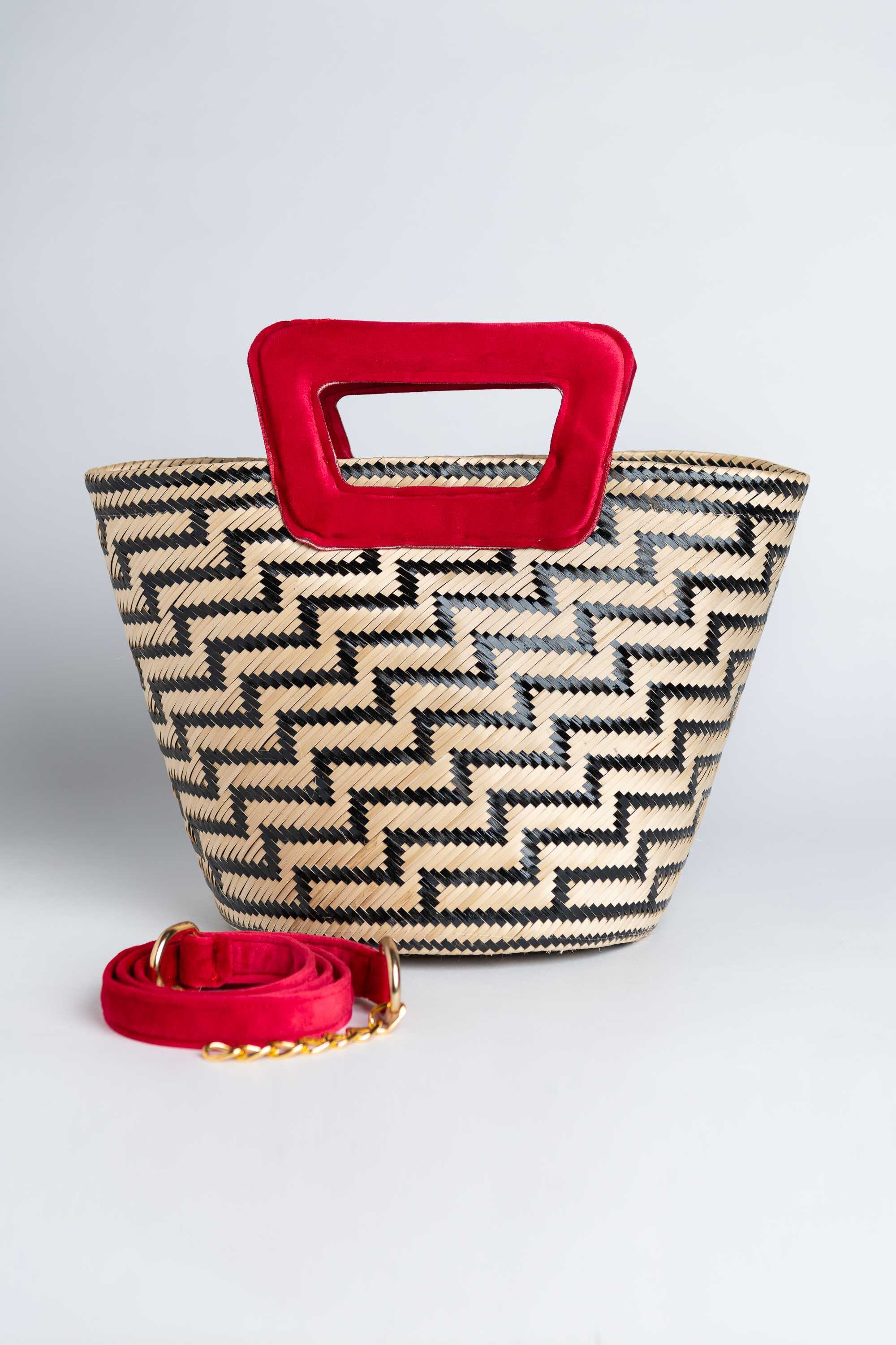 Bolso en fibra vegetal y asas en terciopelo