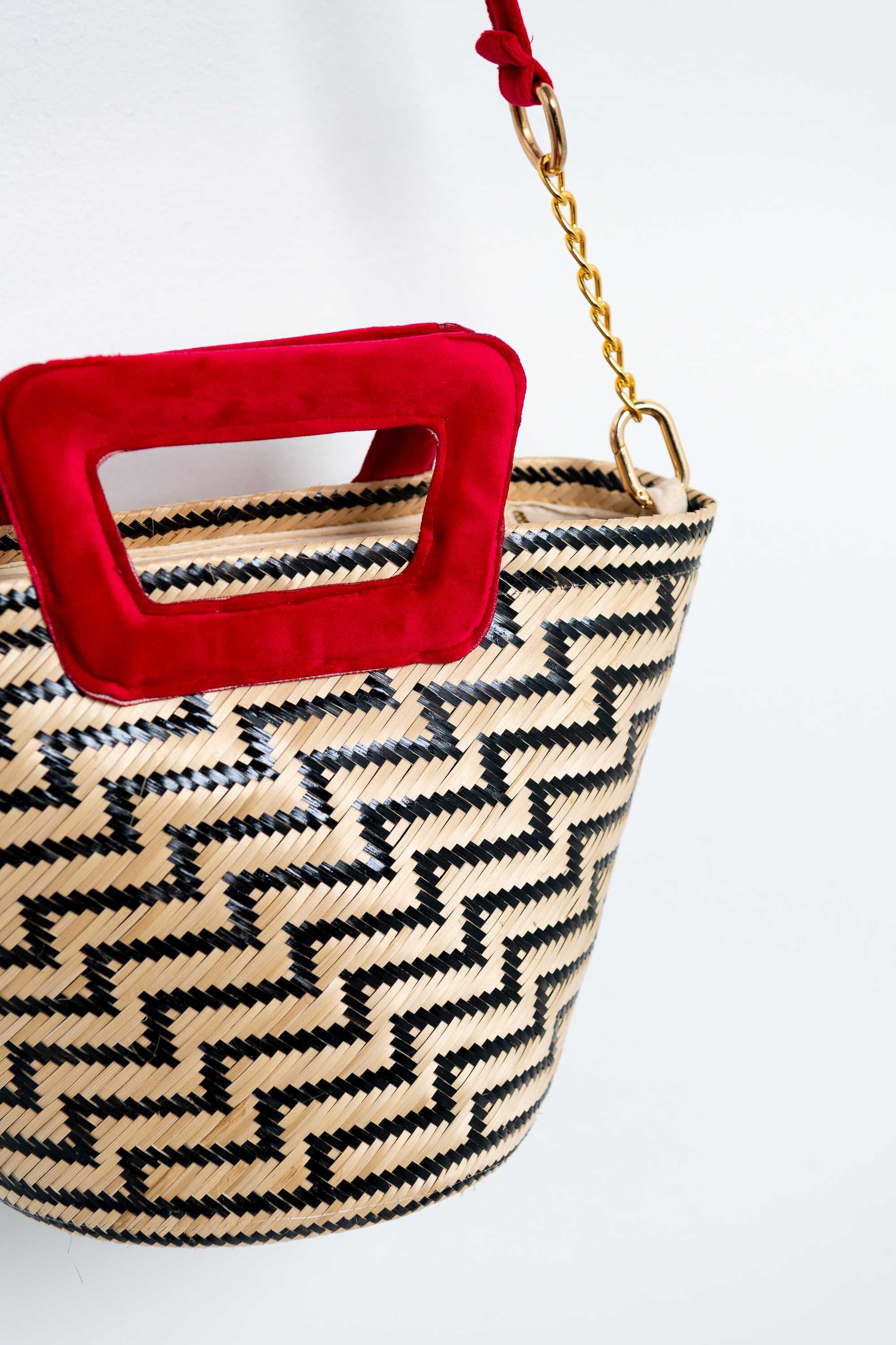 Bolso en fibra vegetal y asas en terciopelo