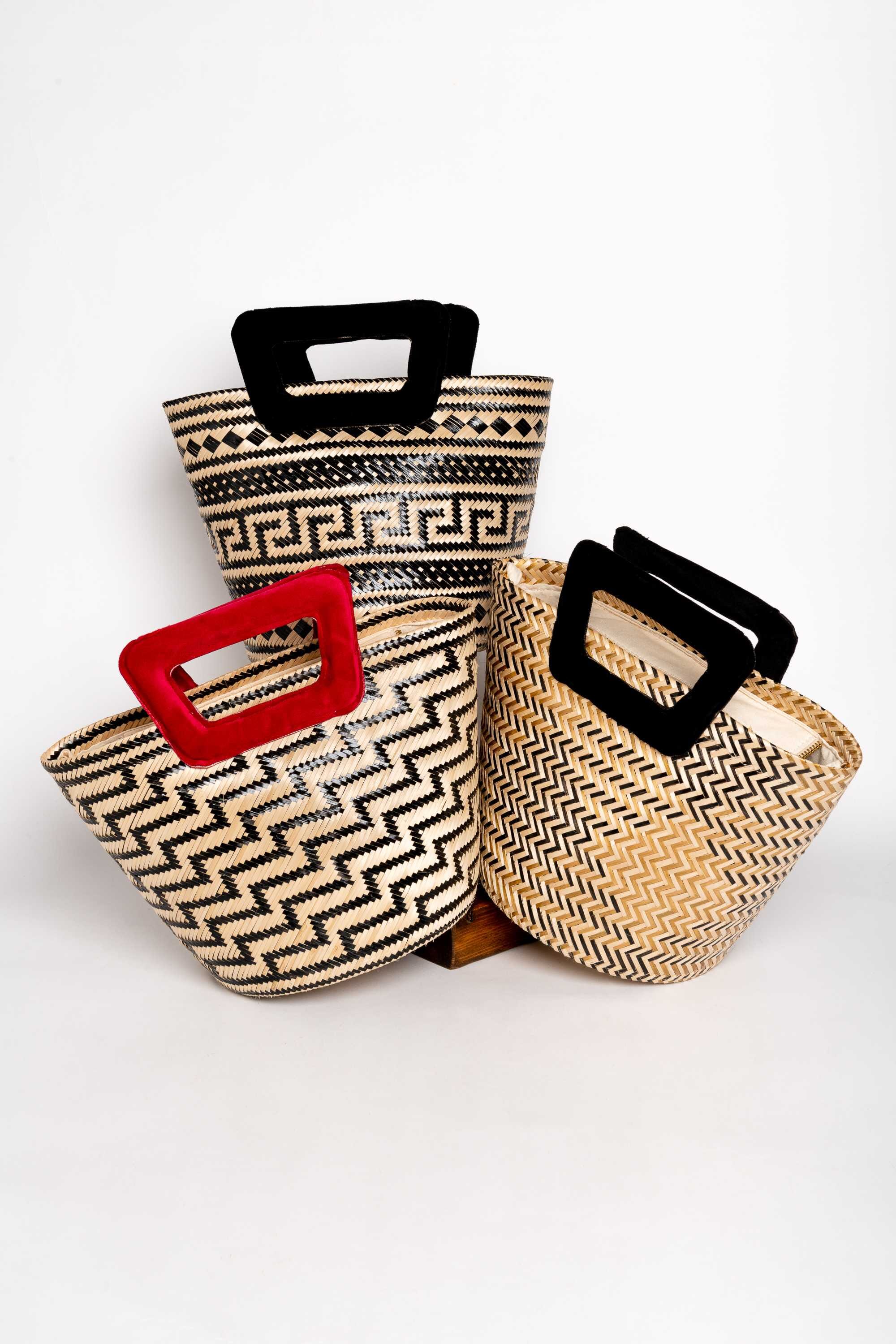 Bolso en fibra vegetal y asas en terciopelo