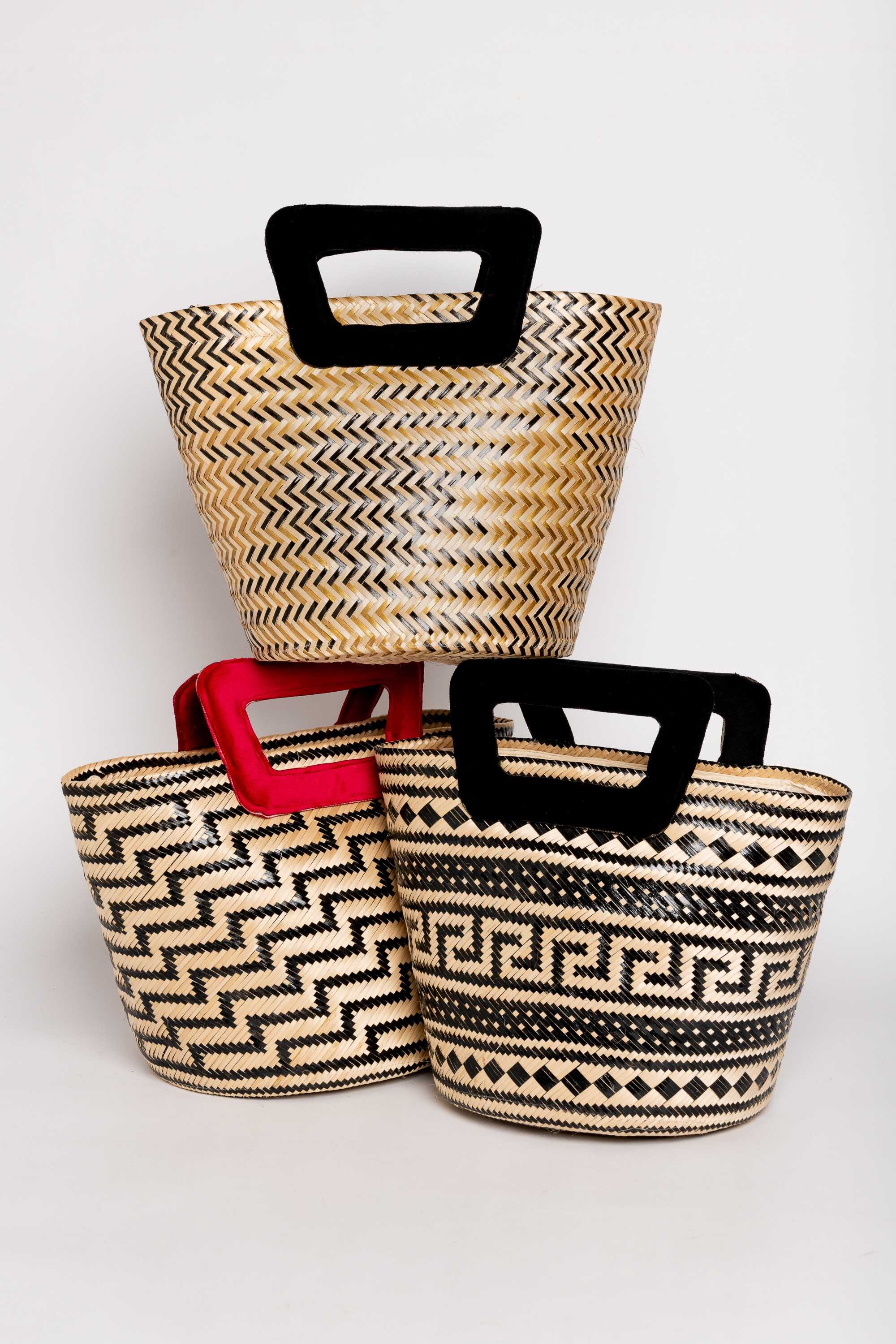 Bolso en fibra vegetal y asas en terciopelo