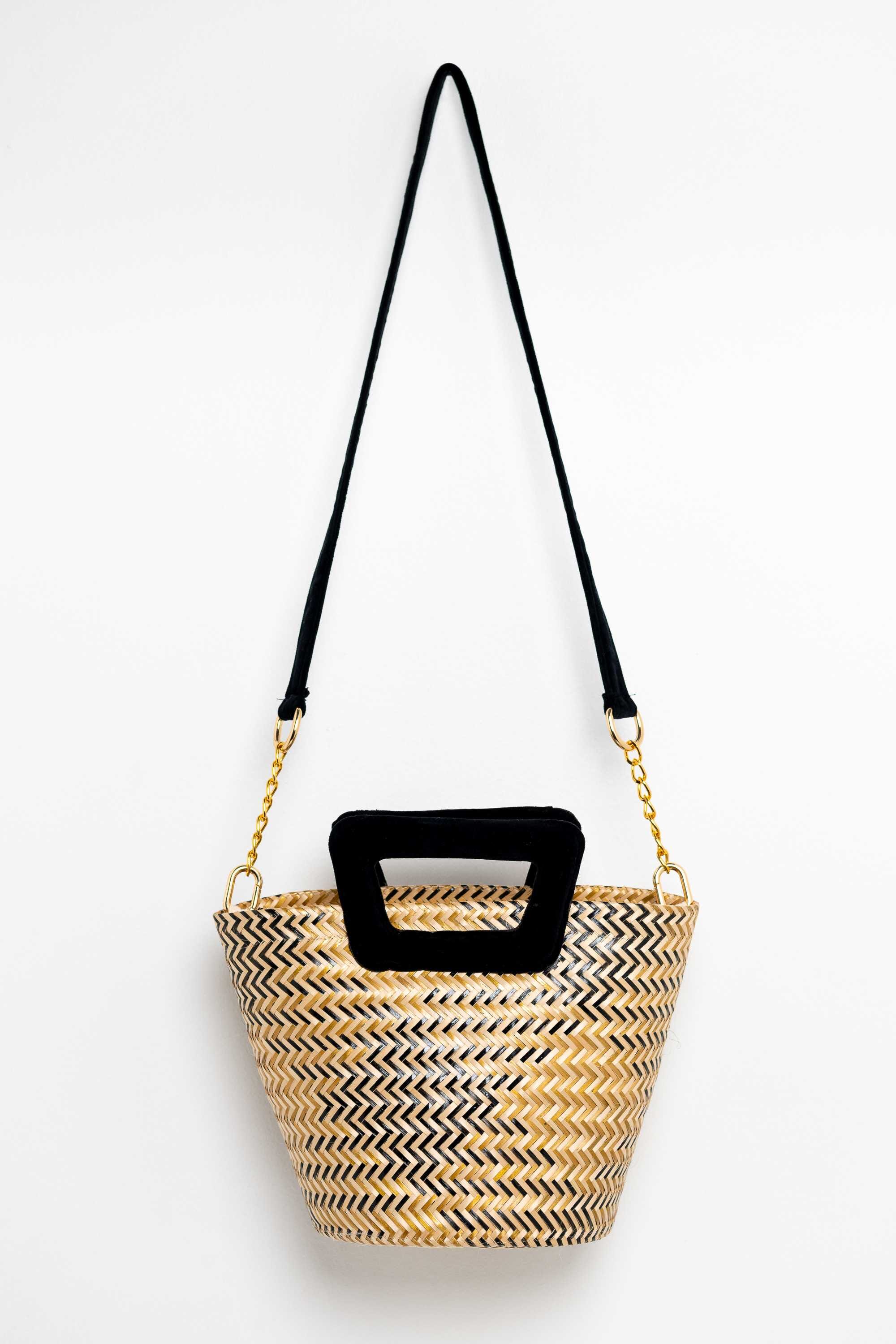 Bolso en fibra vegetal y asas en terciopelo