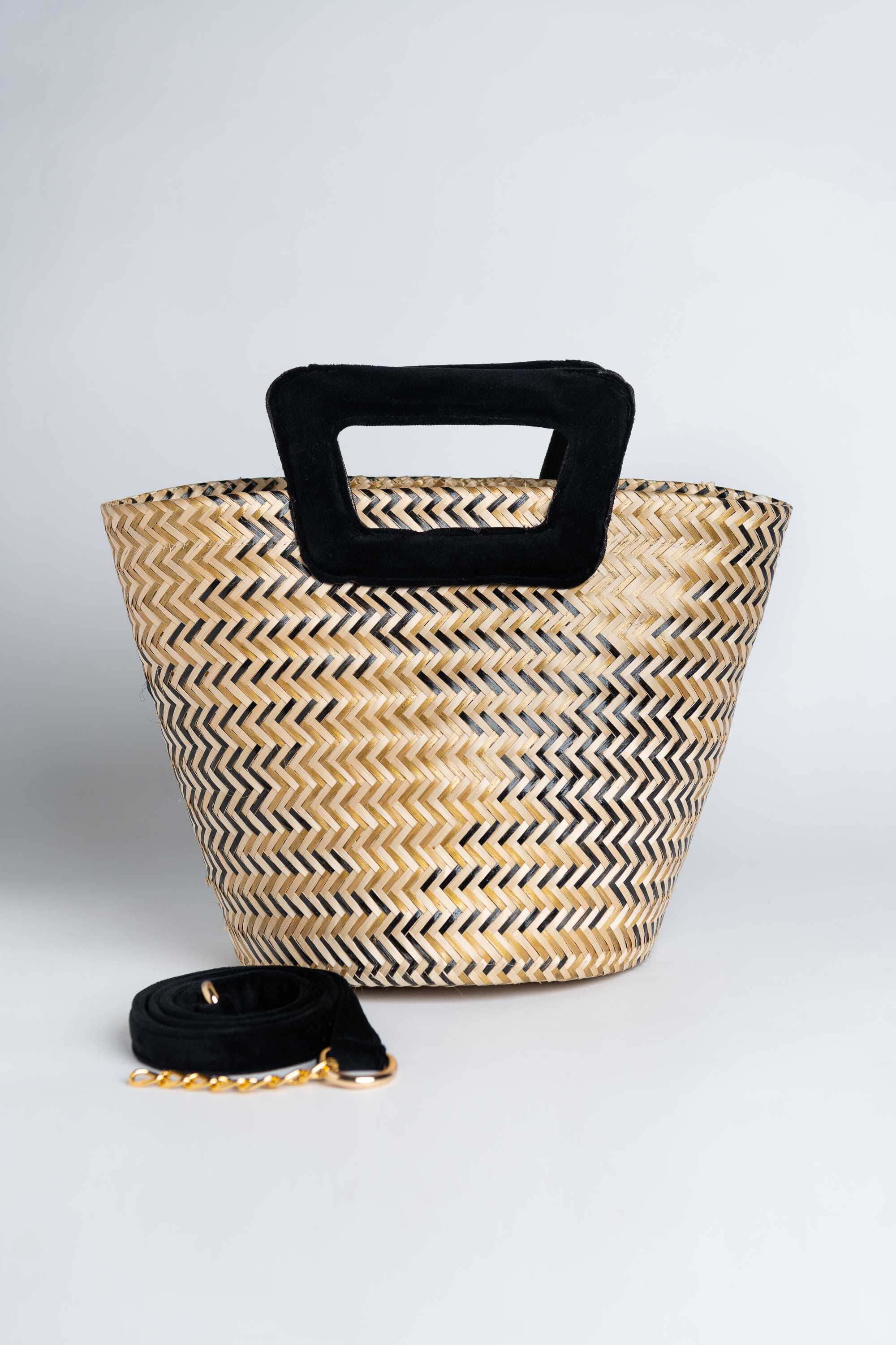 Bolso en fibra vegetal y asas en terciopelo