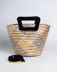 Bolso en fibra vegetal y asas en terciopelo