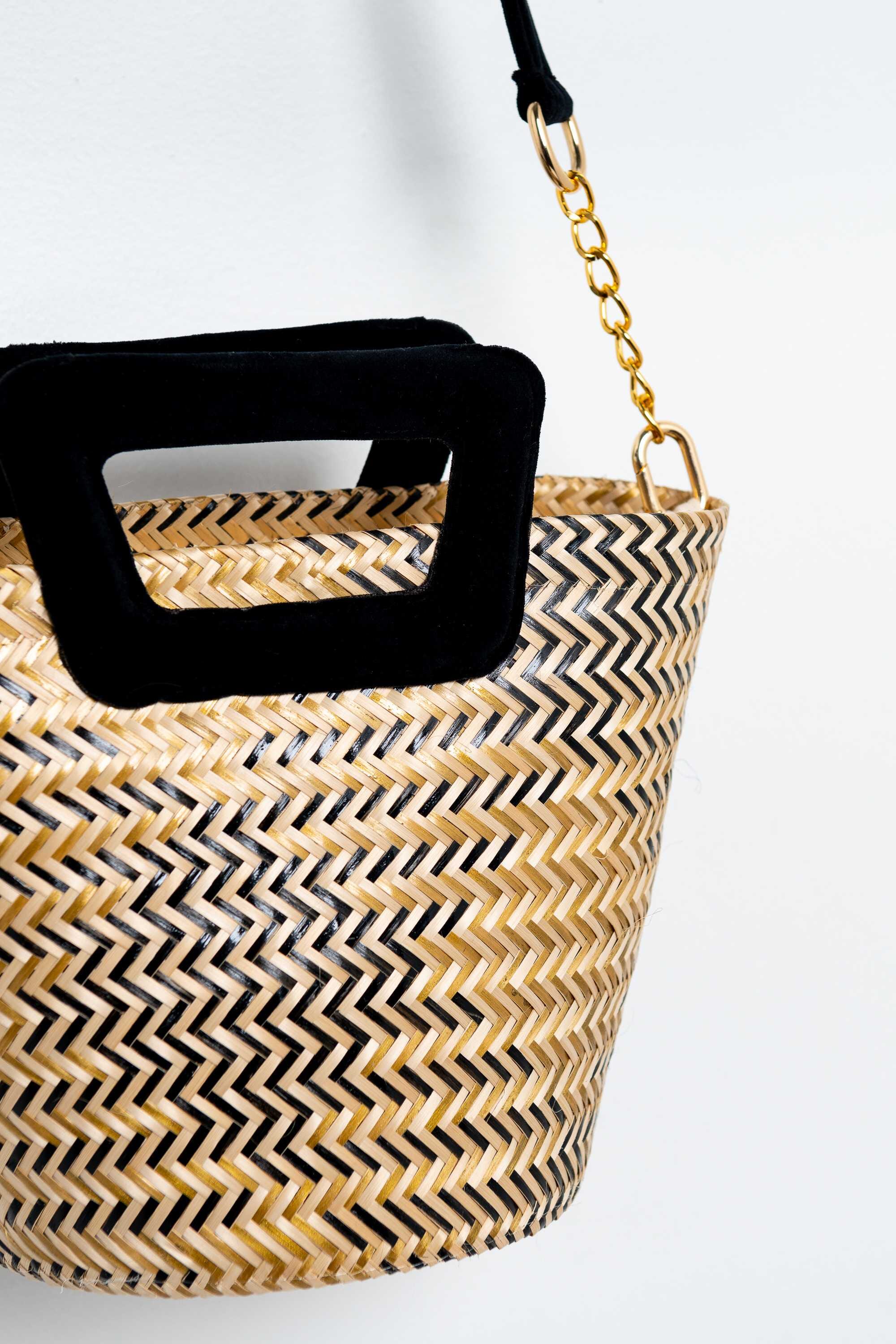 Bolso en fibra vegetal y asas en terciopelo