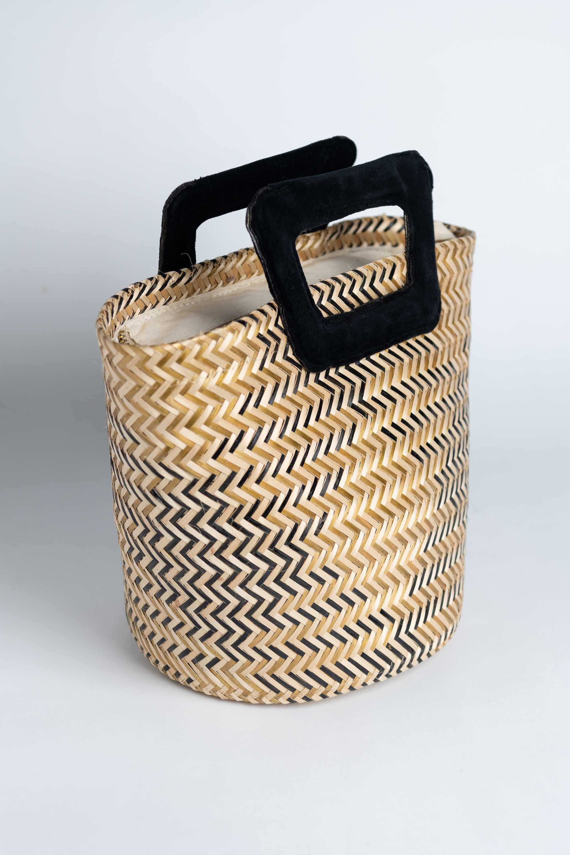 Bolso en fibra vegetal y asas en terciopelo