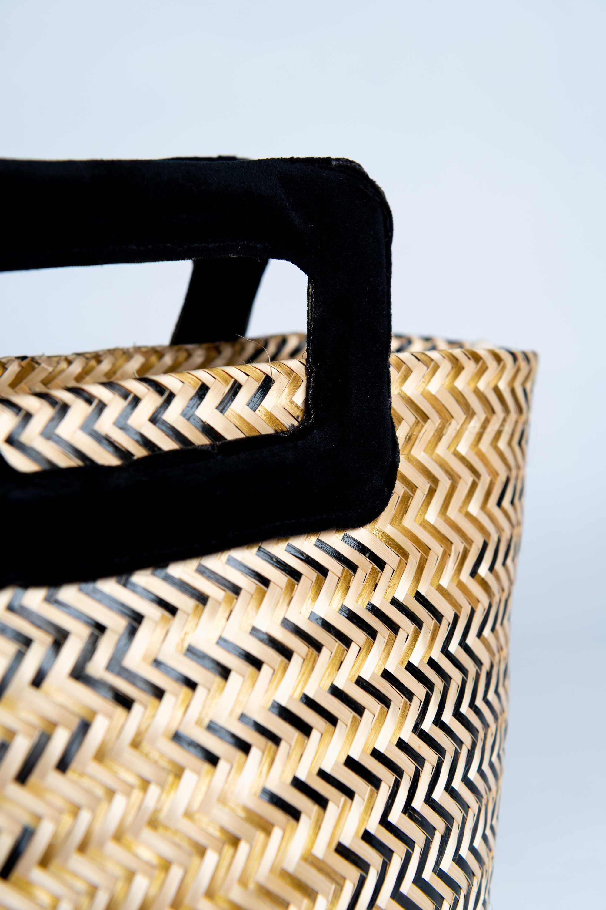 Bolso en fibra vegetal y asas en terciopelo