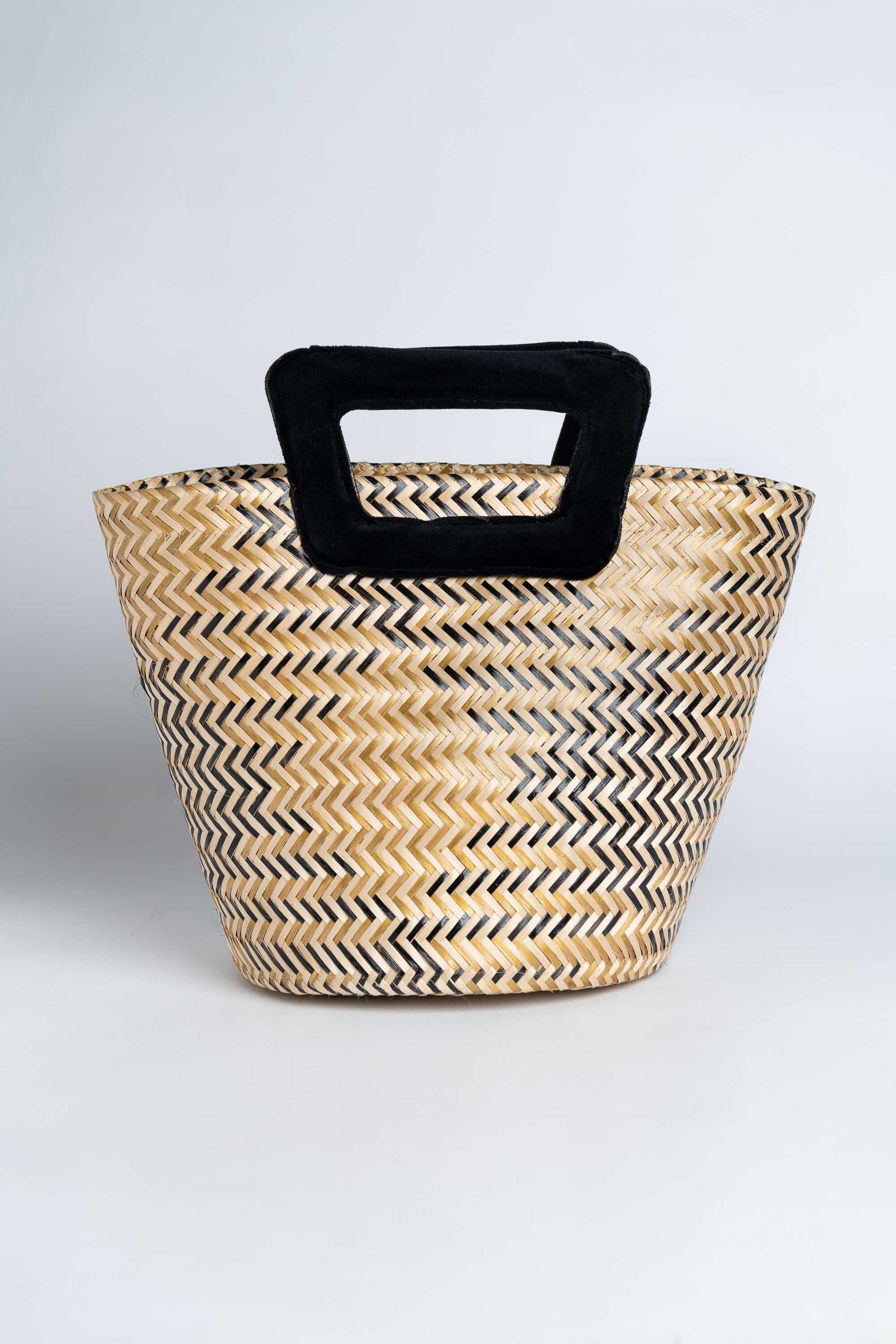 Bolso en fibra vegetal y asas en terciopelo