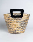 Bolso en fibra vegetal y asas en terciopelo