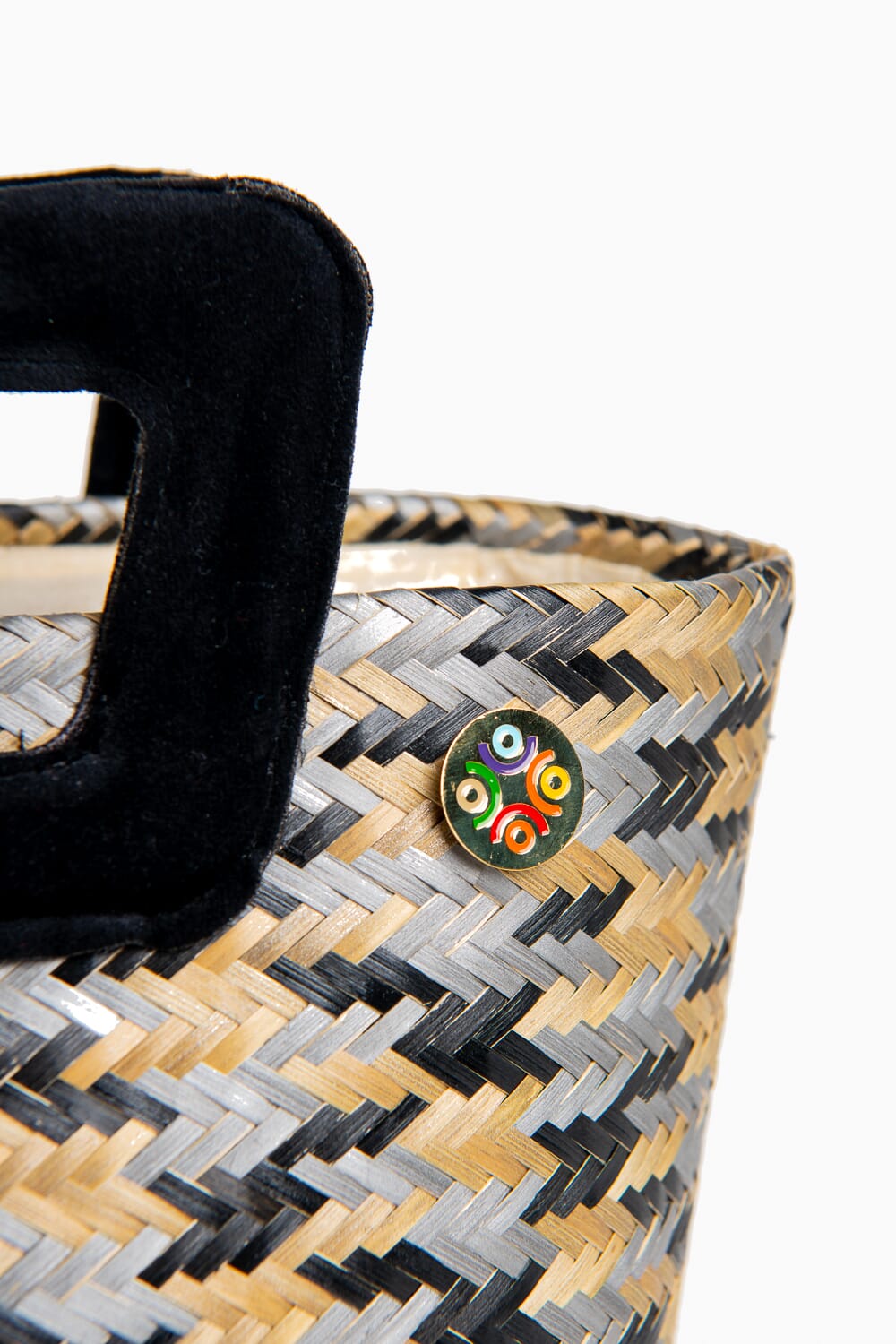 Bolso en fibra vegetal y asas en terciopelo