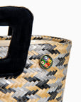 Bolso en fibra vegetal y asas en terciopelo