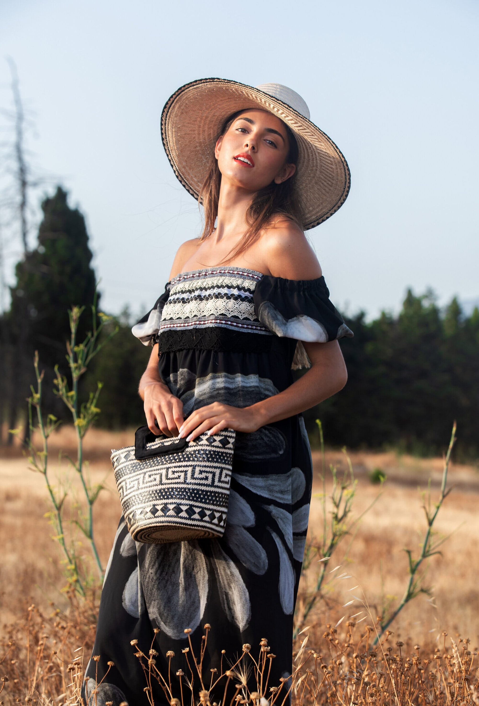 Bolso en fibra vegetal y asas en terciopelo