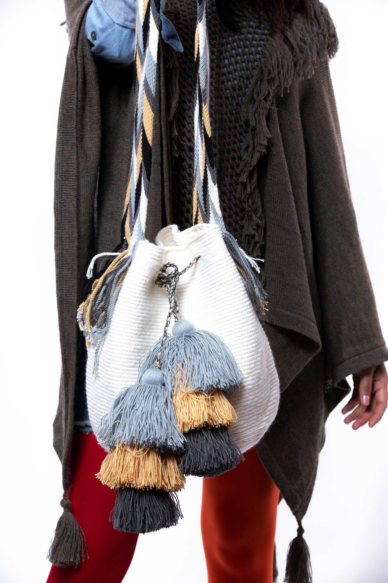 Bolso bandolera Wayuu con seis borlas