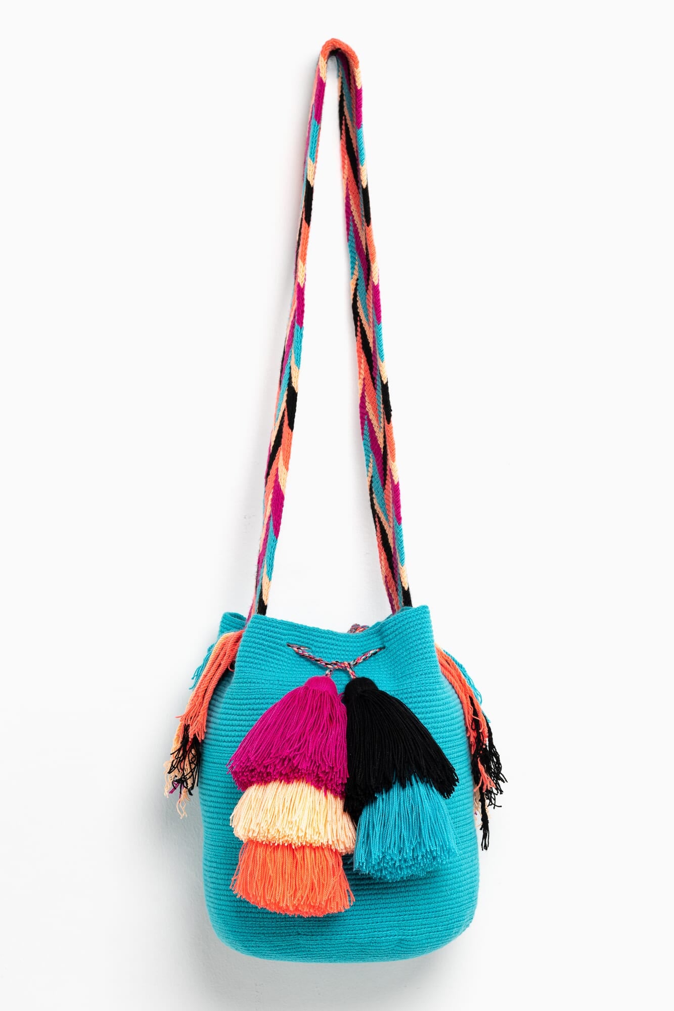 Bolso bandolera Wayuu con seis borlas