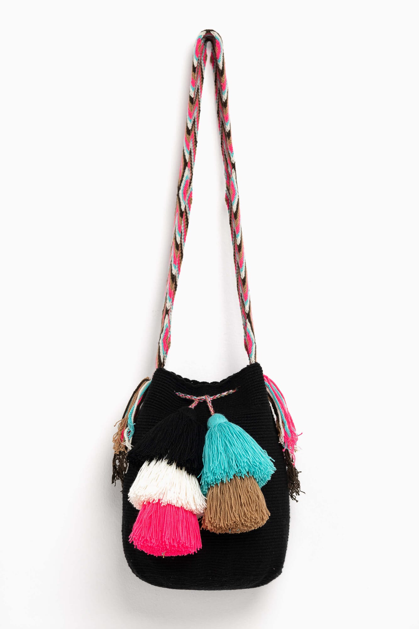 Bolso bandolera Wayuu con seis borlas