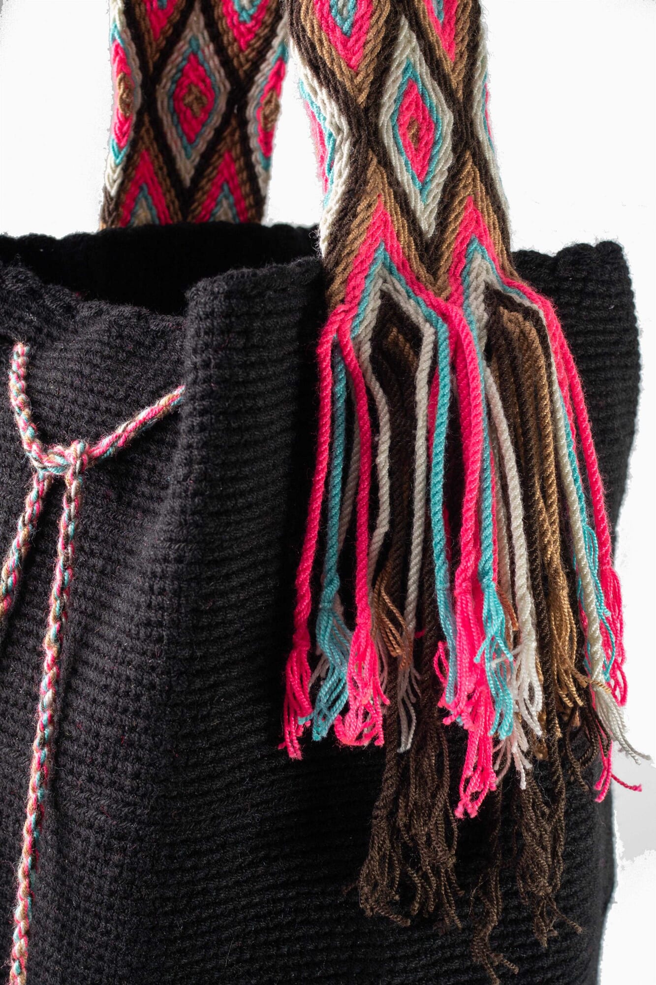Bolso bandolera Wayuu con seis borlas