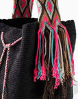 Bolso bandolera Wayuu con seis borlas