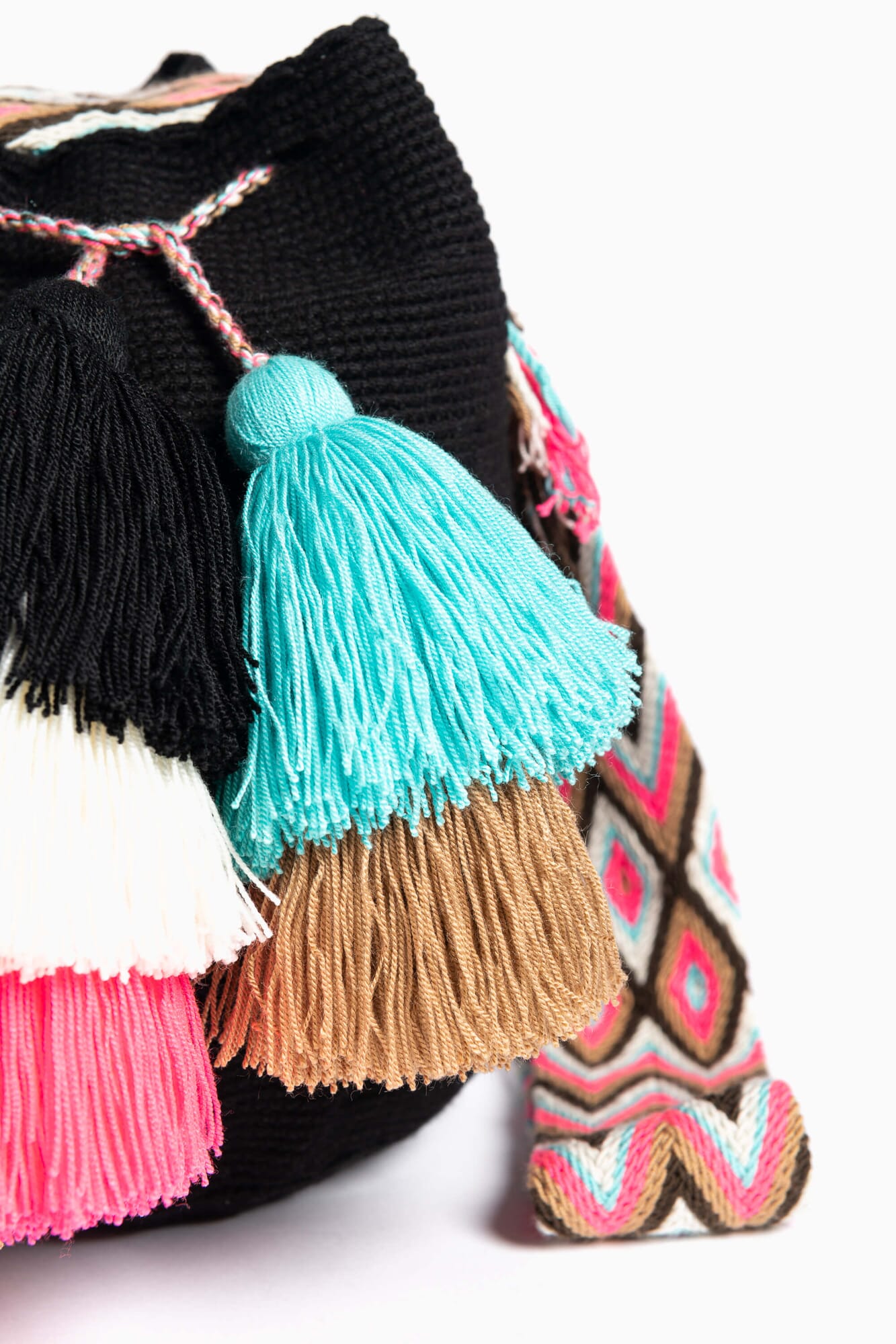 Bolso bandolera Wayuu con seis borlas