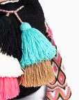 Bolso bandolera Wayuu con seis borlas