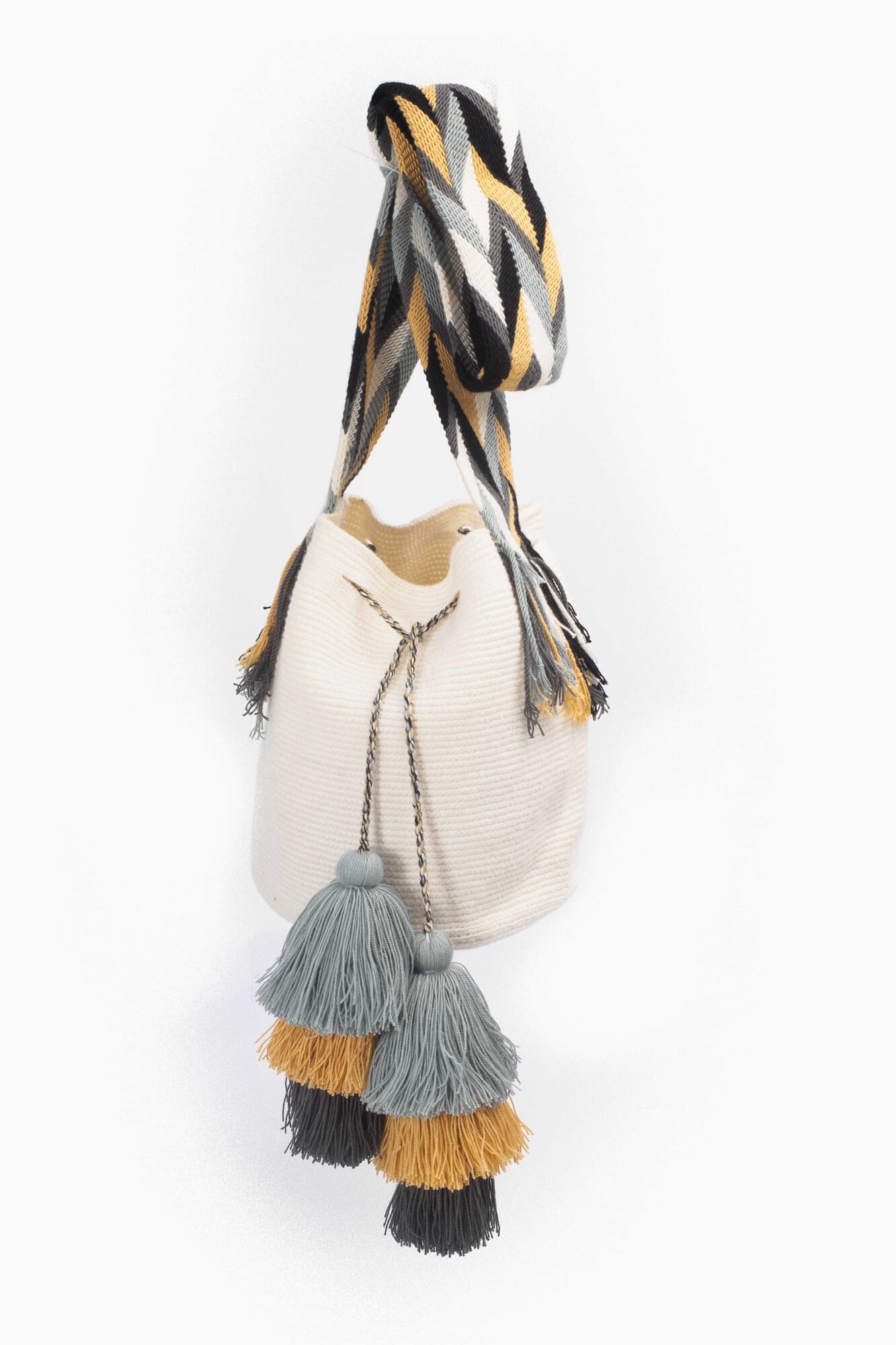 Bolso bandolera Wayuu con seis borlas