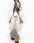 Bolso bandolera Wayuu con seis borlas