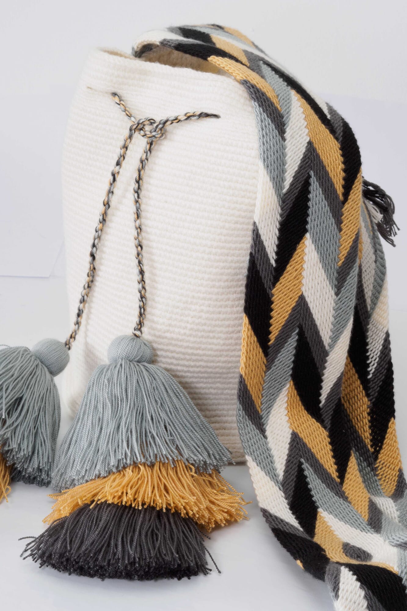 Bolso bandolera Wayuu con seis borlas