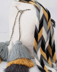 Bolso bandolera Wayuu con seis borlas
