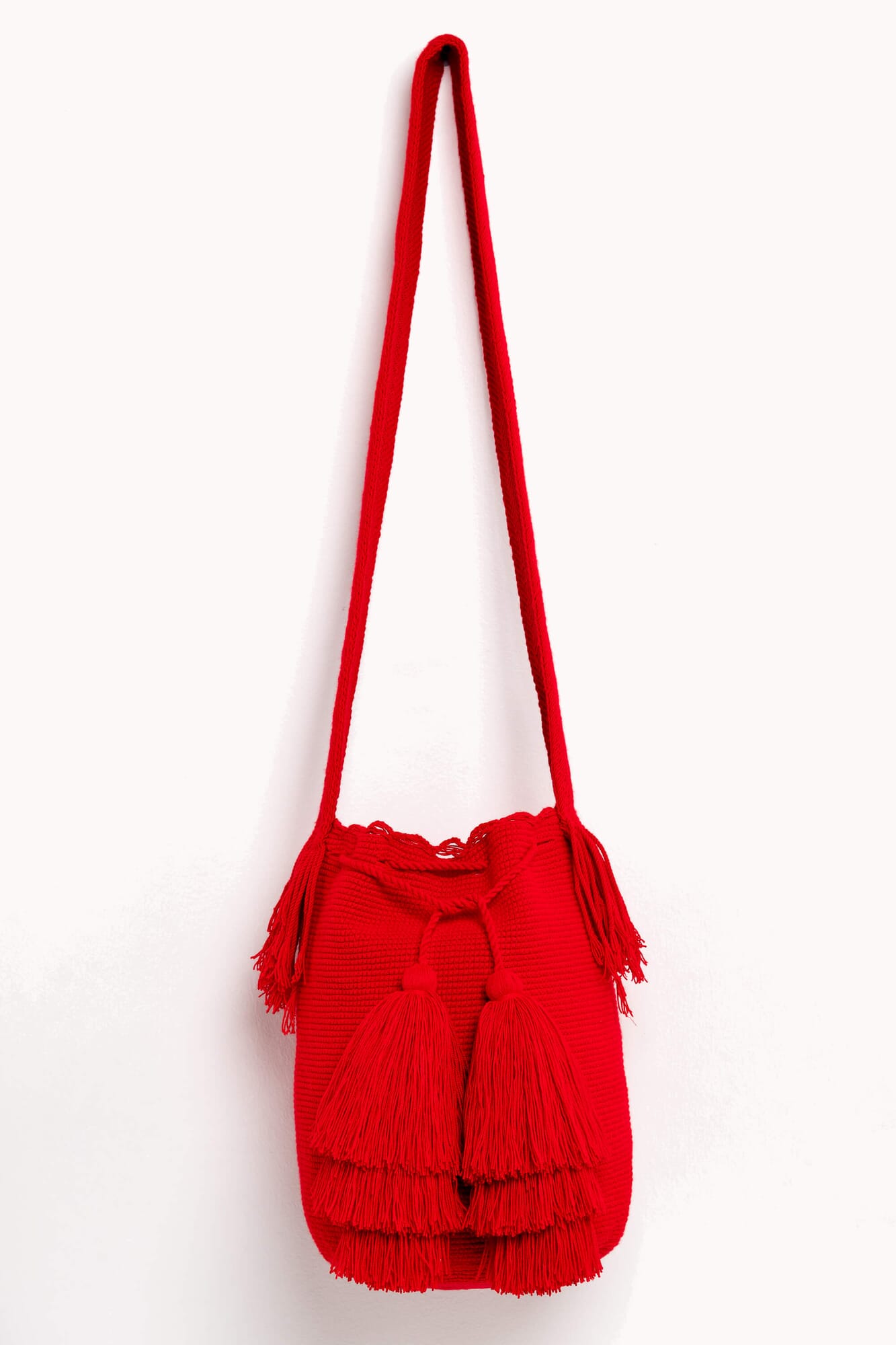 Bolso bandolera Wayuu con seis borlas