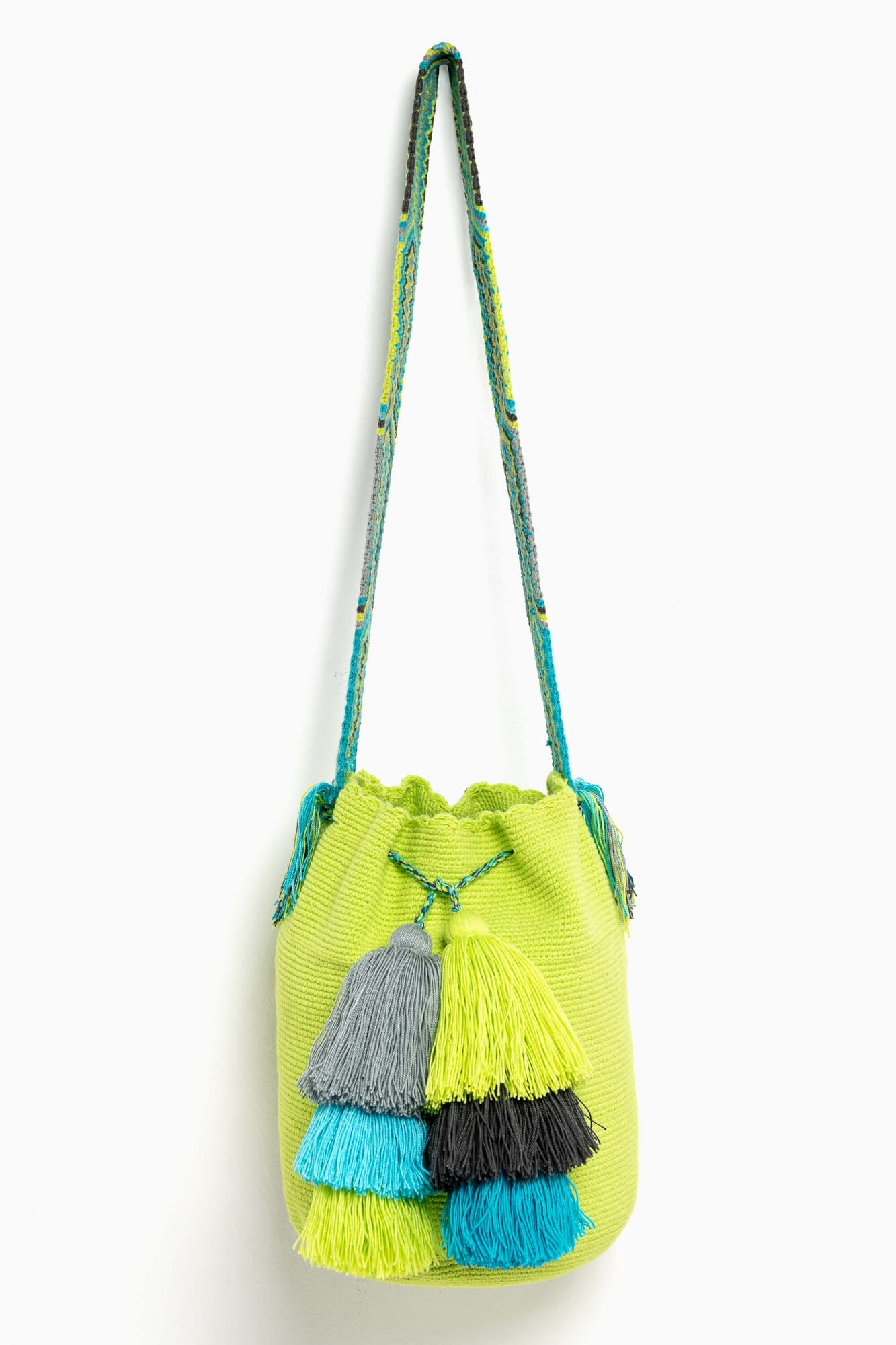 Bolso bandolera Wayuu con seis borlas