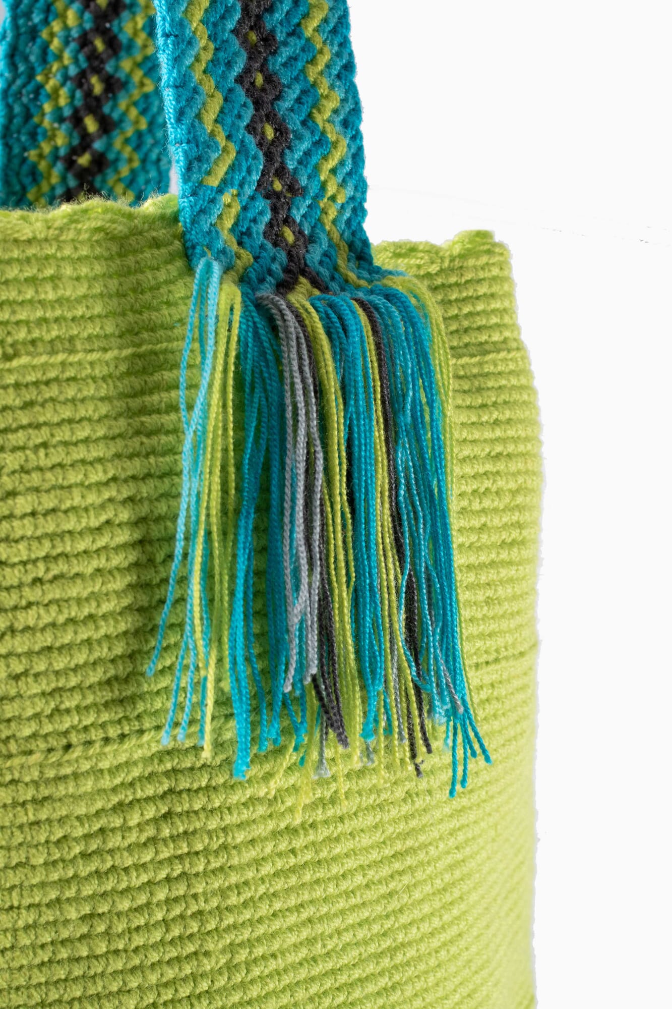 Bolso bandolera Wayuu con seis borlas