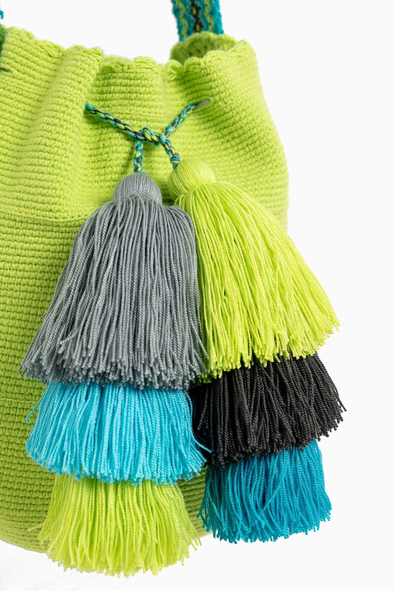 Bolso bandolera Wayuu con seis borlas