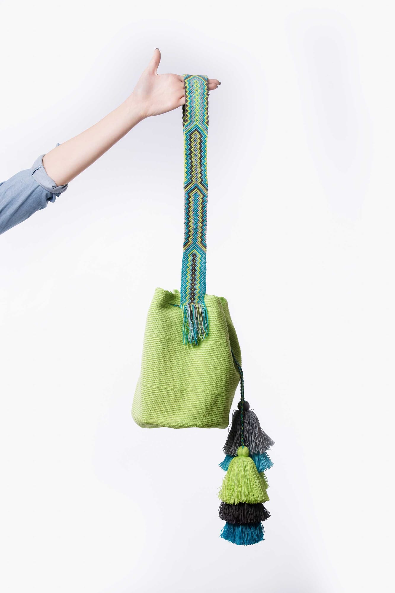 Bolso bandolera Wayuu con seis borlas