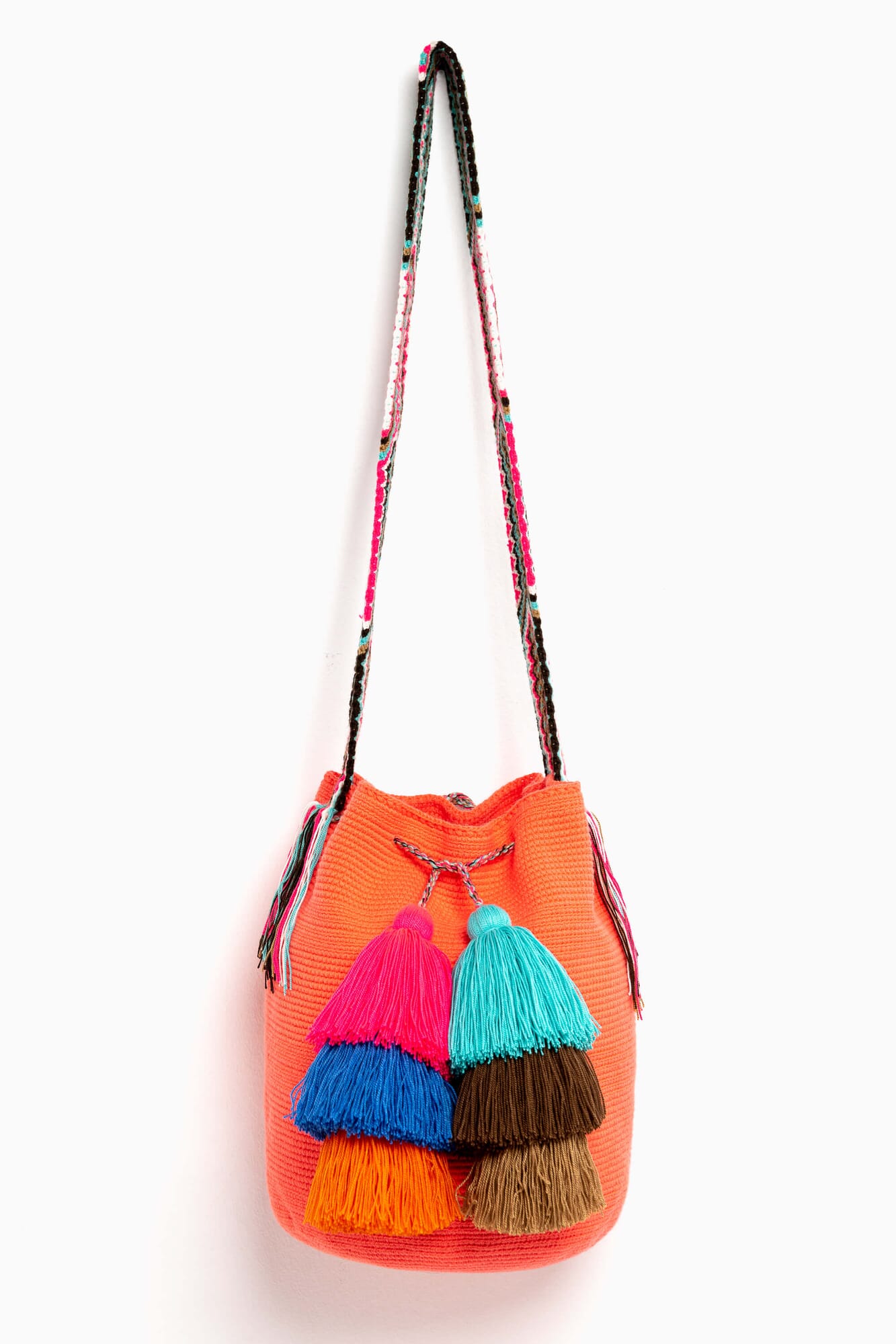 Bolso bandolera Wayuu con seis borlas