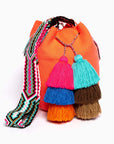 Bolso bandolera Wayuu con seis borlas