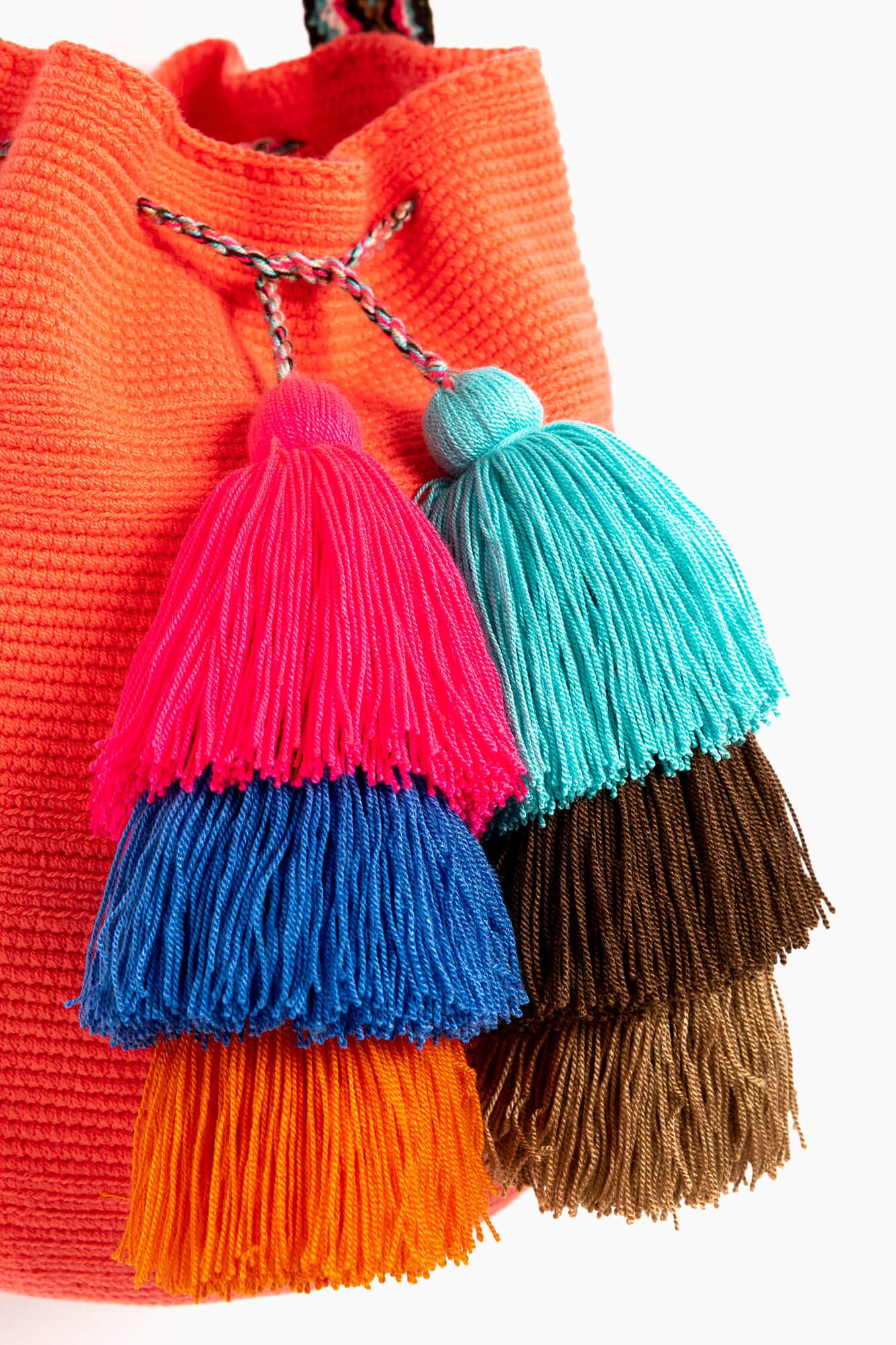 Bolso bandolera Wayuu con seis borlas