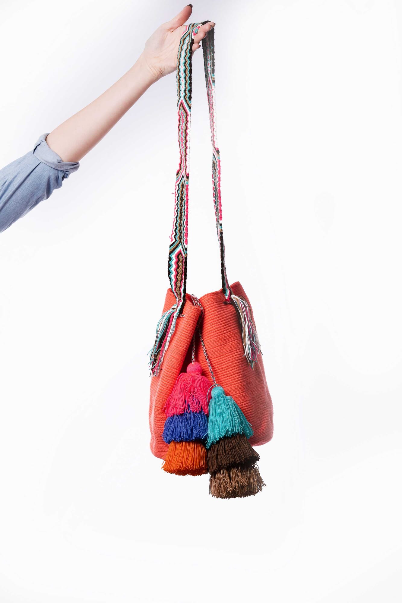Bolso bandolera Wayuu con seis borlas