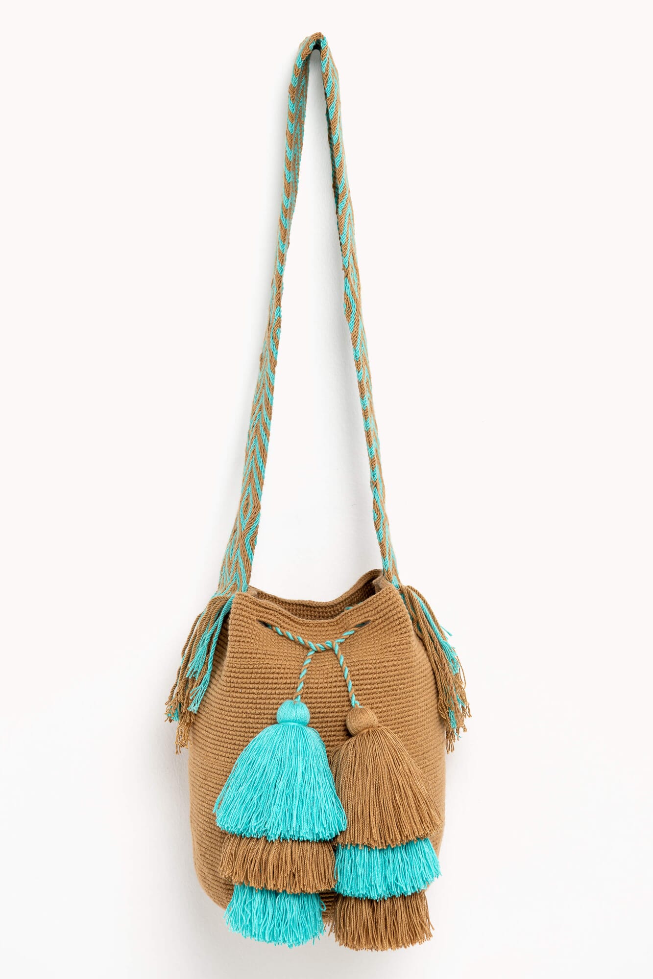 Bolso bandolera Wayuu con seis borlas